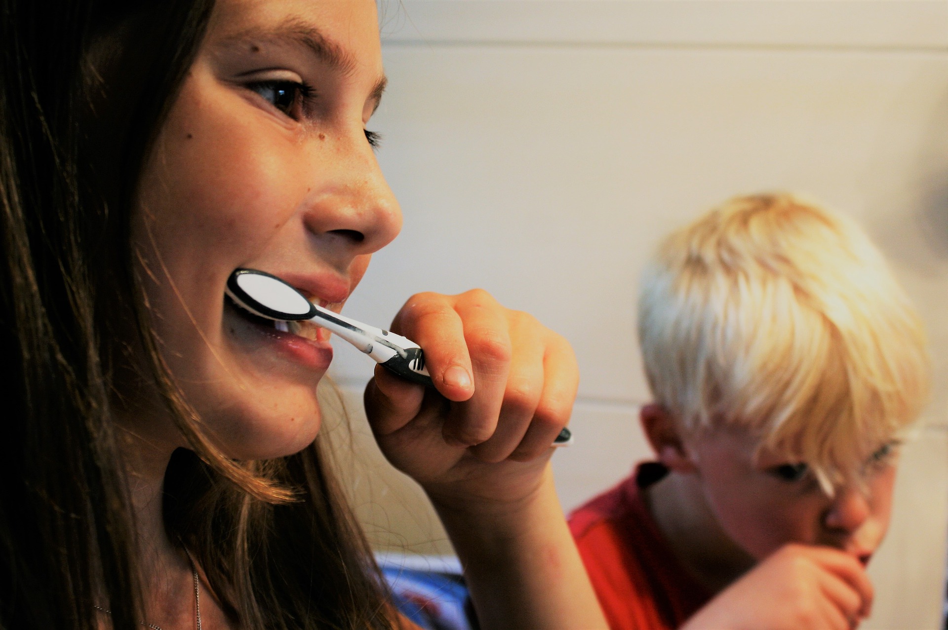 Brush your teeth before or after breakfast: Which is right?