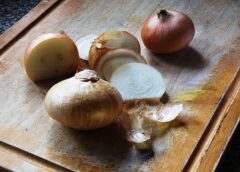 Don’t throw them away: How you can still use onion skins
