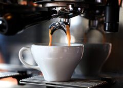 How many calories does a caffè latte have?