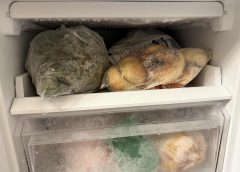 A simple trick to prevent ice in the freezer